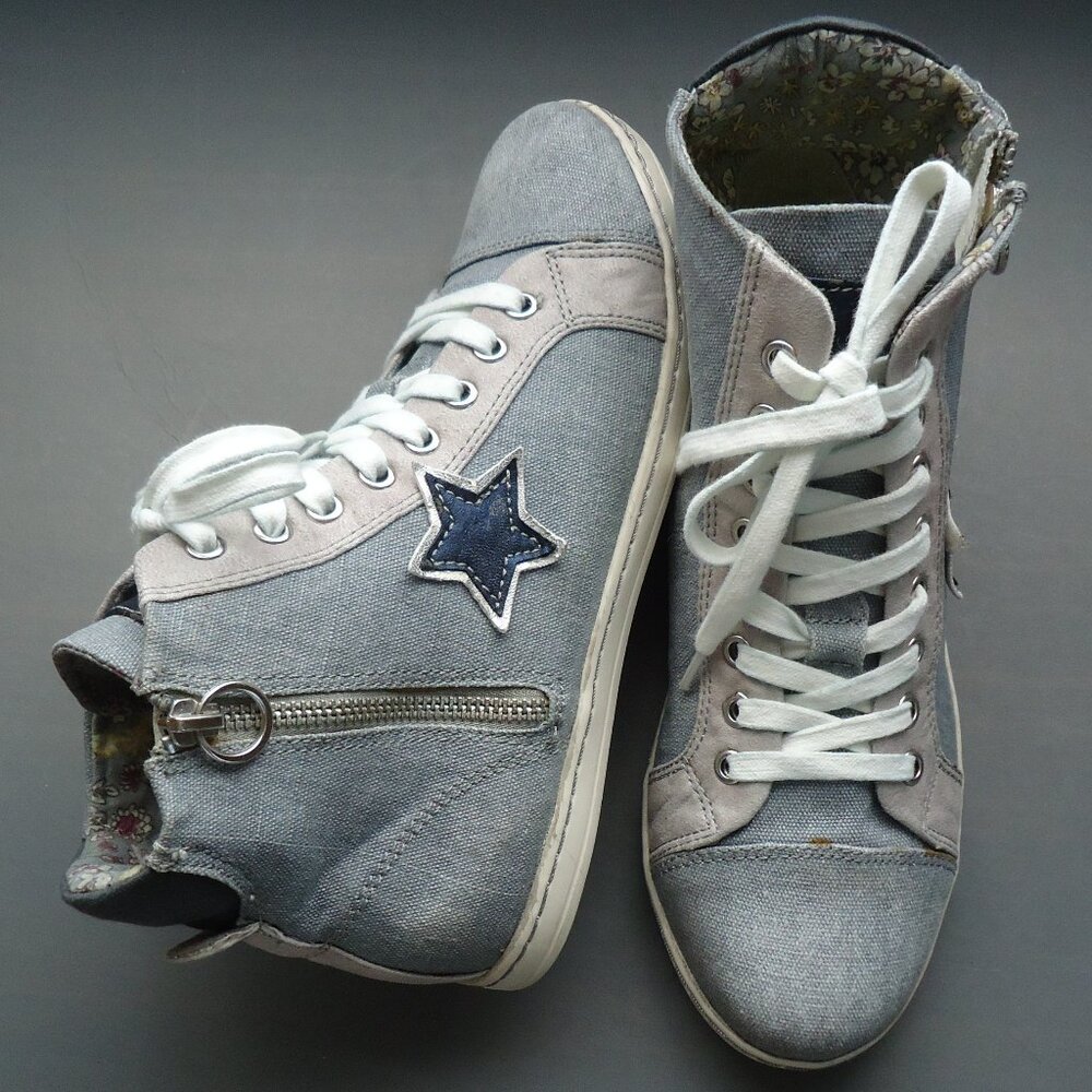 SIZE 40. Never 2 hot high-top sneakers.